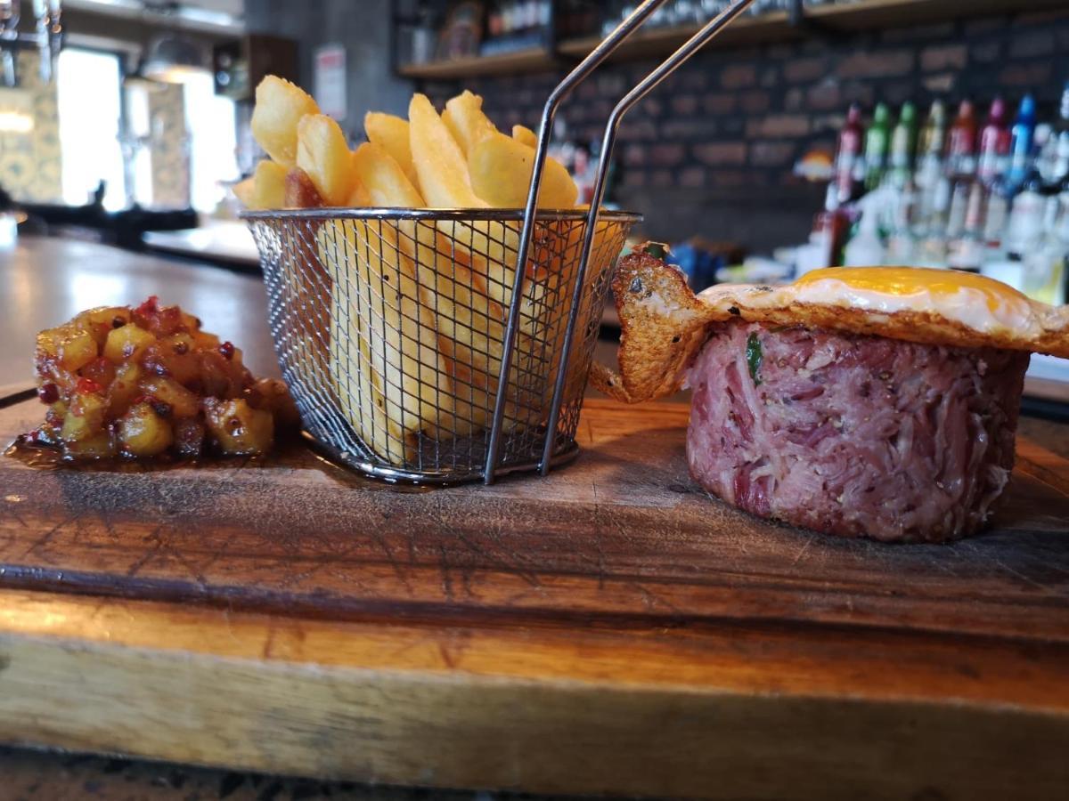 Cardiff Arms Bistro & * Treorky